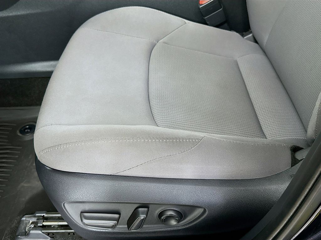 2023 Toyota Venza LE 29
