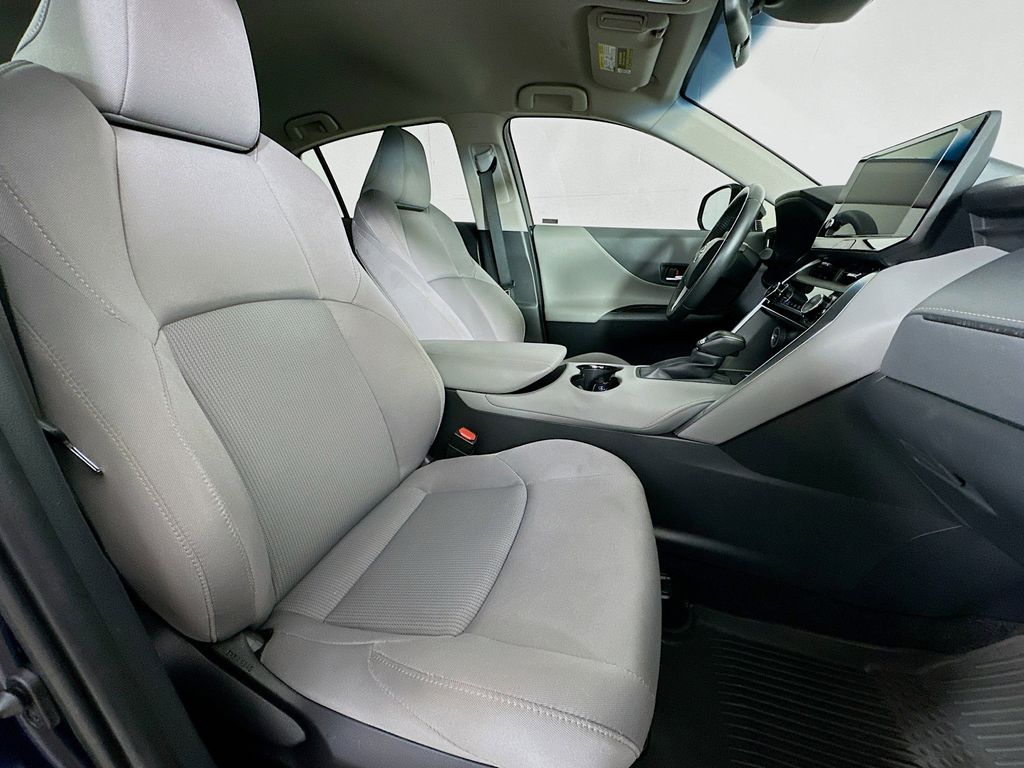 2023 Toyota Venza LE 12