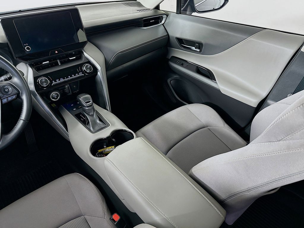 2023 Toyota Venza LE 14