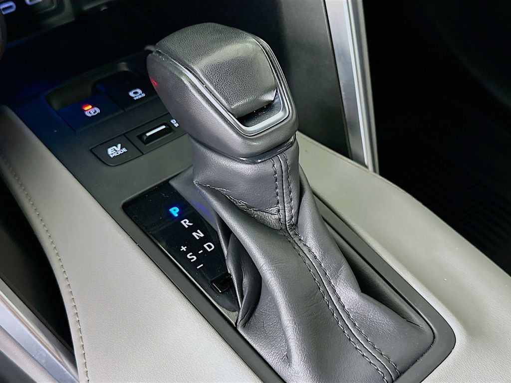 2023 Toyota Venza LE 17