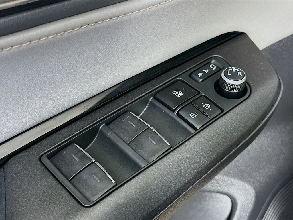 2023 Toyota Venza LE 28