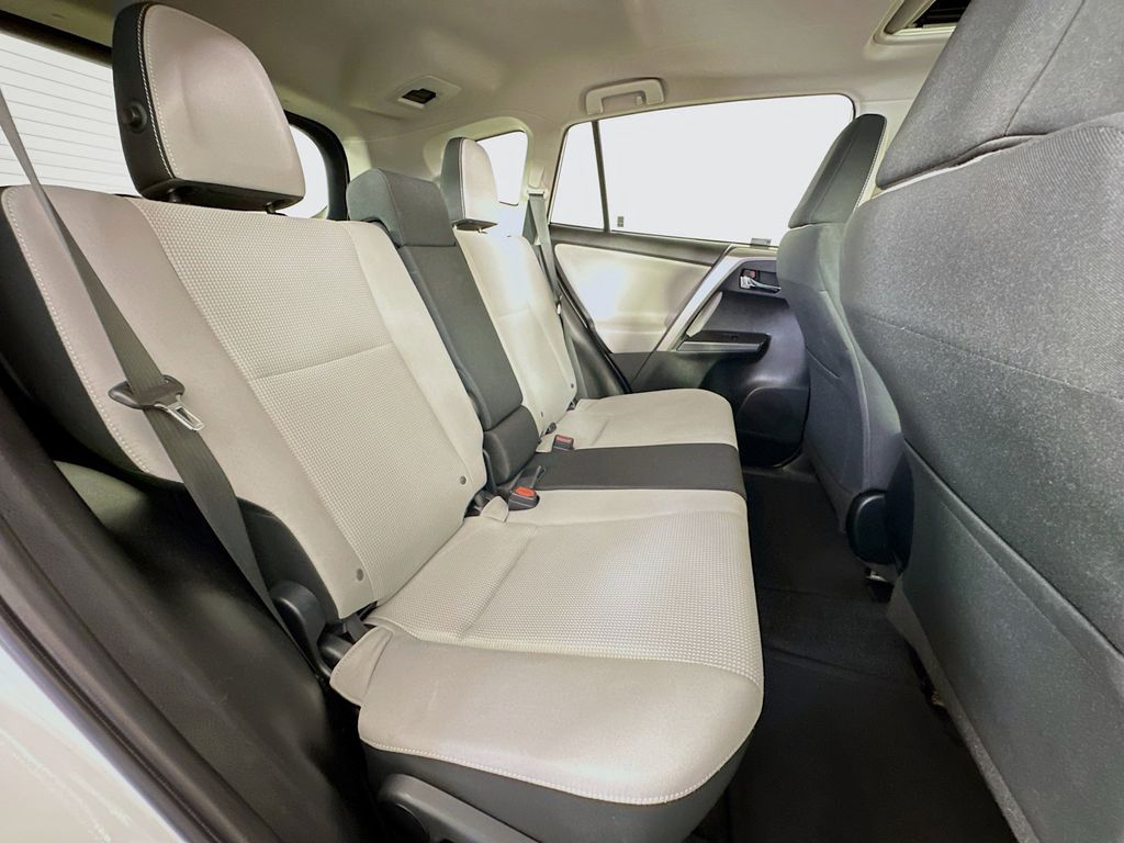 Thumbnail: 2018 Toyota RAV4 - 31