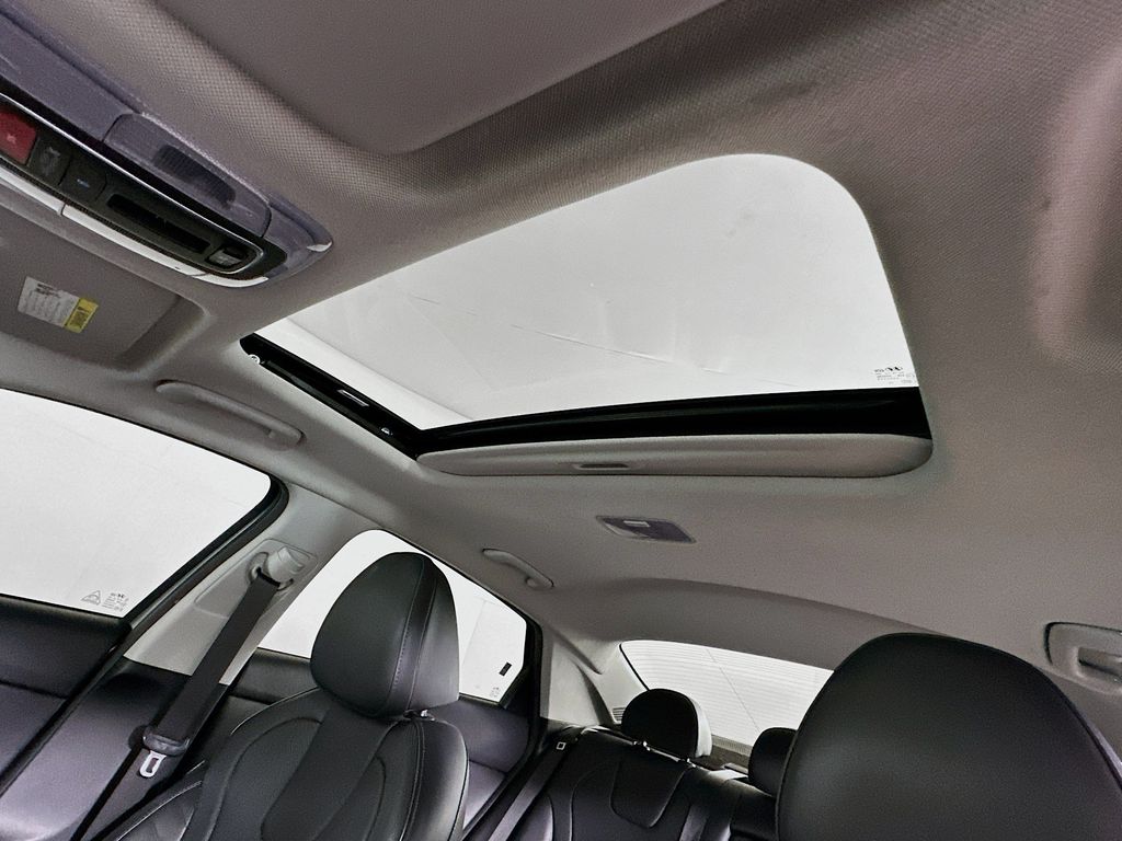 Thumbnail: 2022 Hyundai Elantra - 32