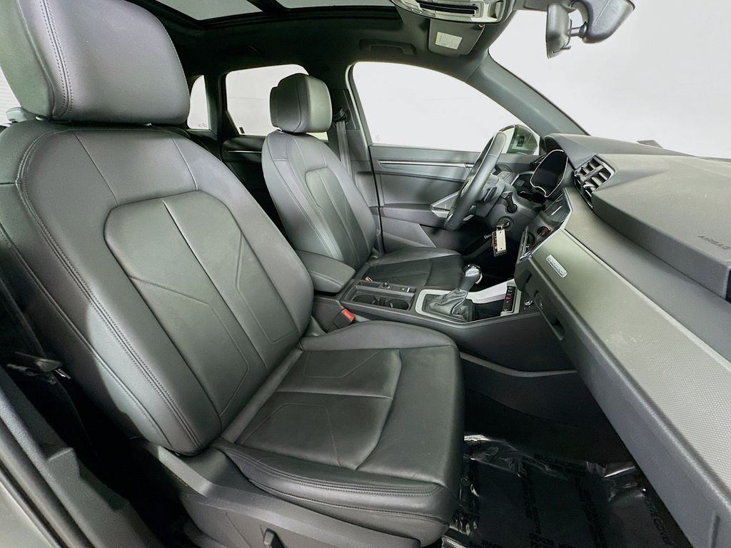 Thumbnail: 2025 Audi Q3 - 12