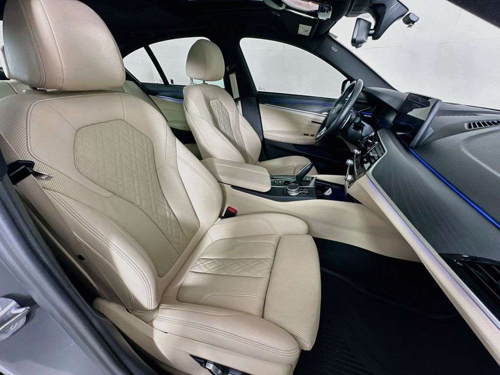 Thumbnail: 2022 BMW 5 Series - 12