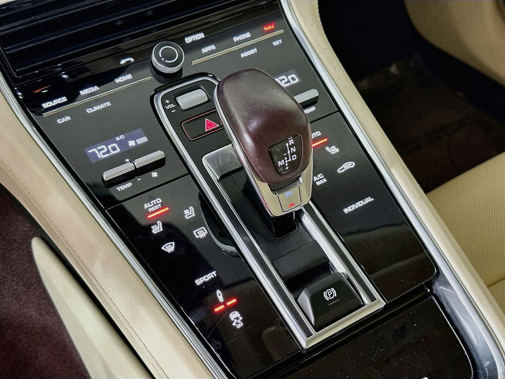 Thumbnail: 2020 Porsche Panamera - 23