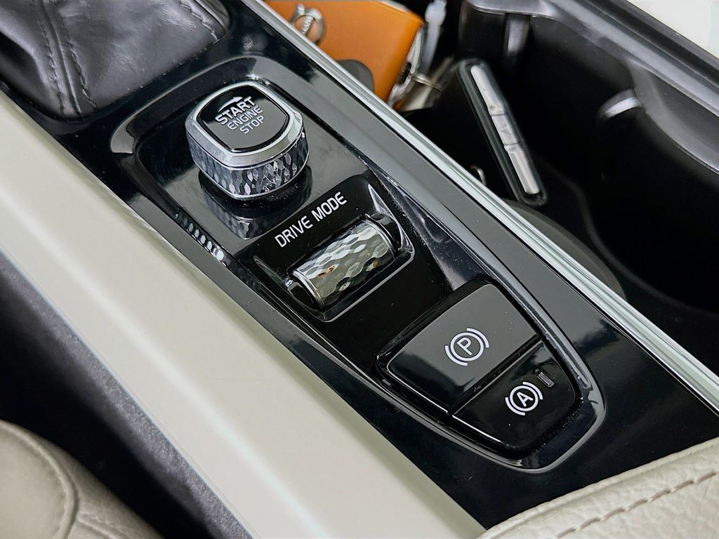 Thumbnail: 2021 Volvo XC60 - 20