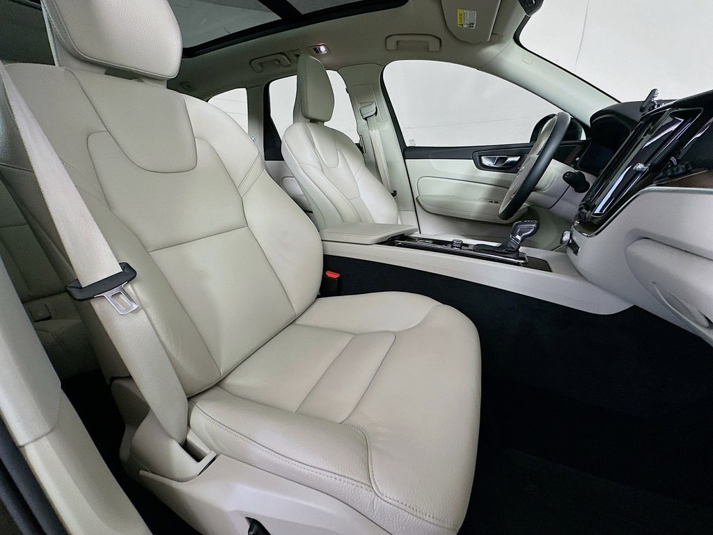 Thumbnail: 2021 Volvo XC60 - 12