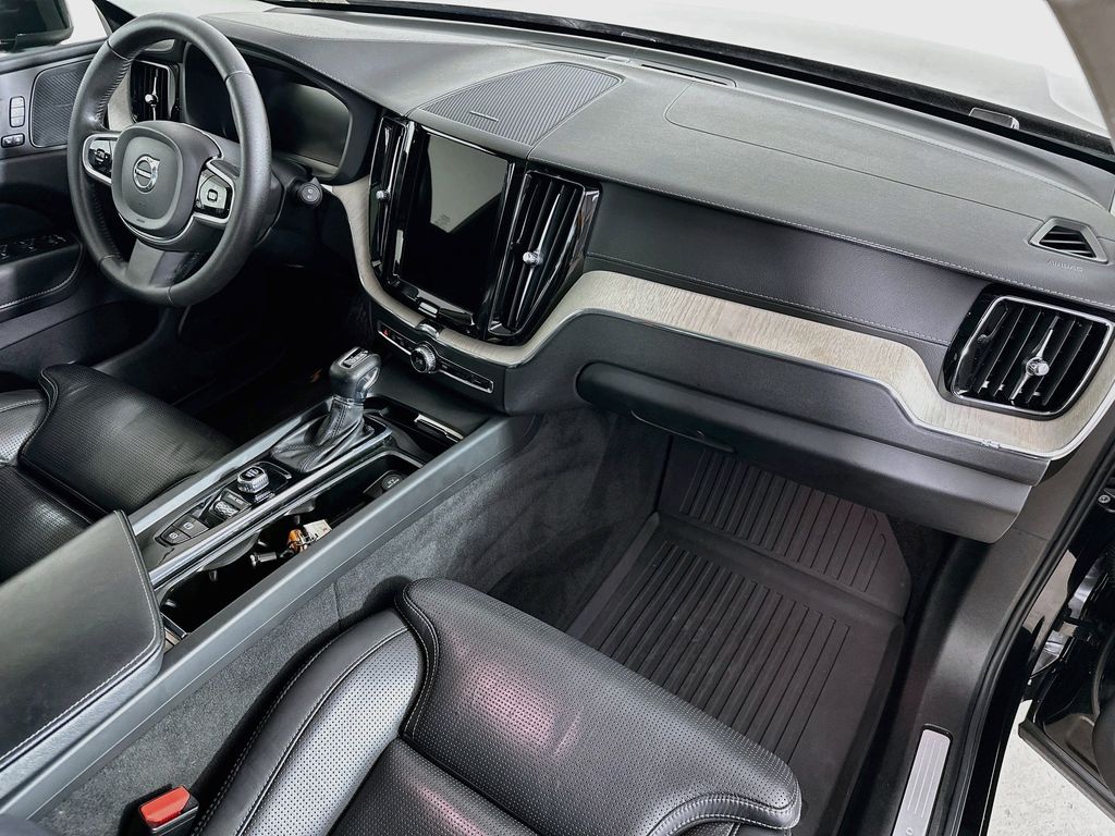 Thumbnail: 2021 Volvo XC60 - 32