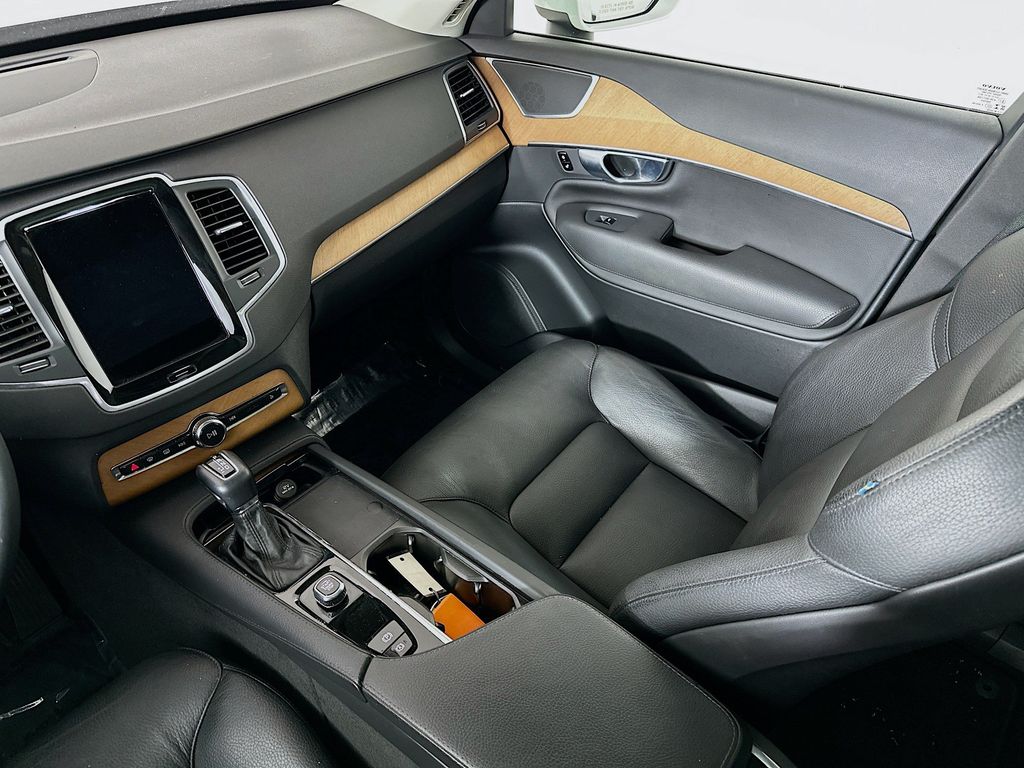 Thumbnail: 2022 Volvo XC90 - 14