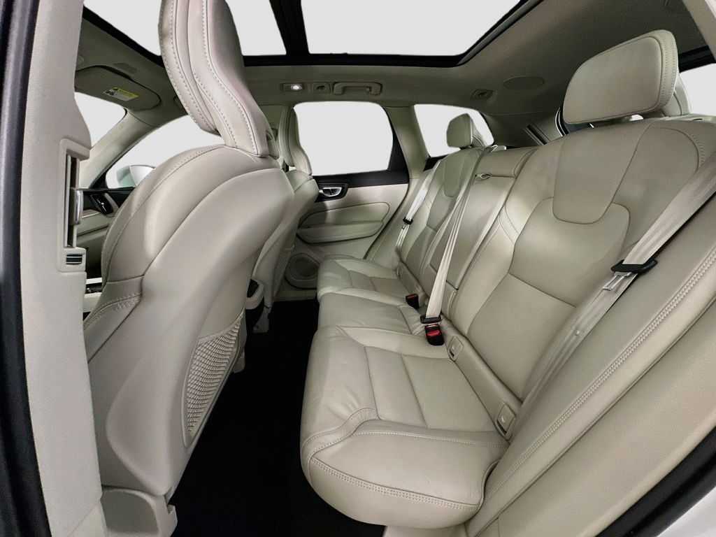 Thumbnail: 2022 Volvo XC60 - 13