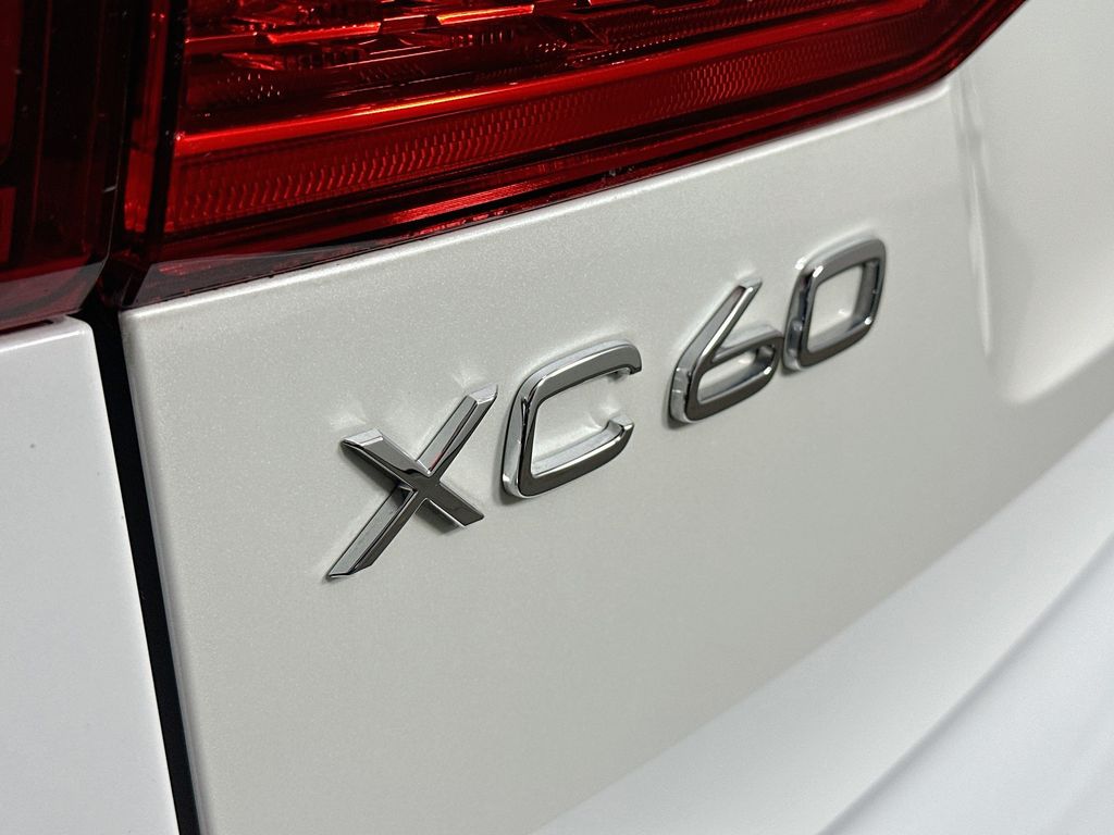 Thumbnail: 2022 Volvo XC60 - 7