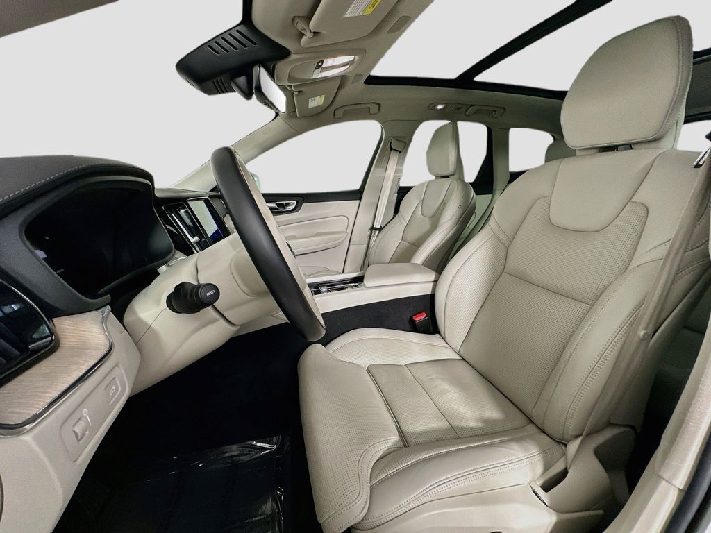 Thumbnail: 2022 Volvo XC60 - 11