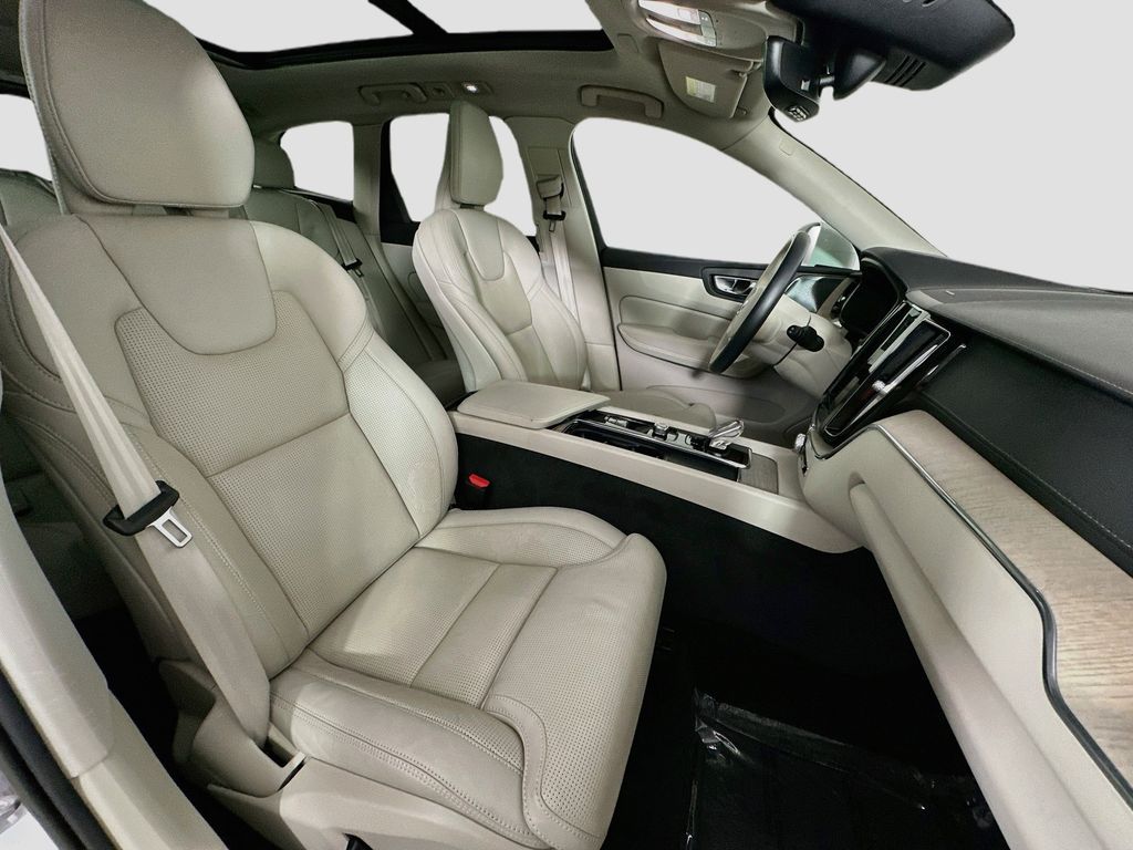 Thumbnail: 2022 Volvo XC60 - 12