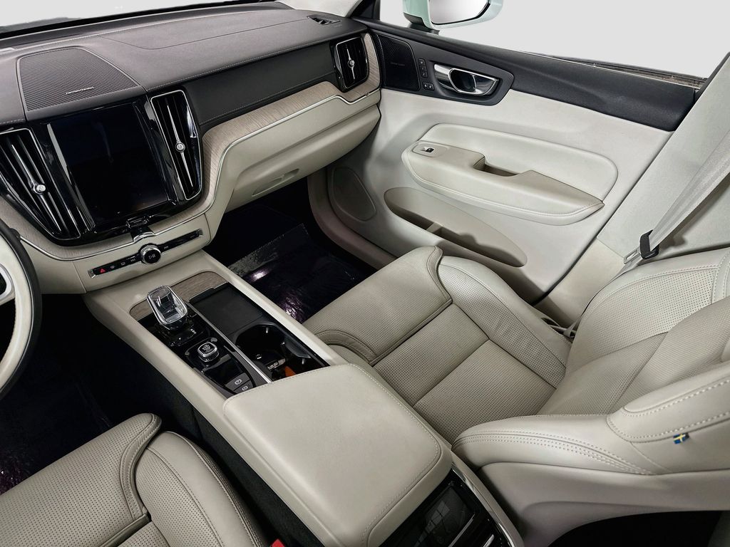Thumbnail: 2022 Volvo XC60 - 14