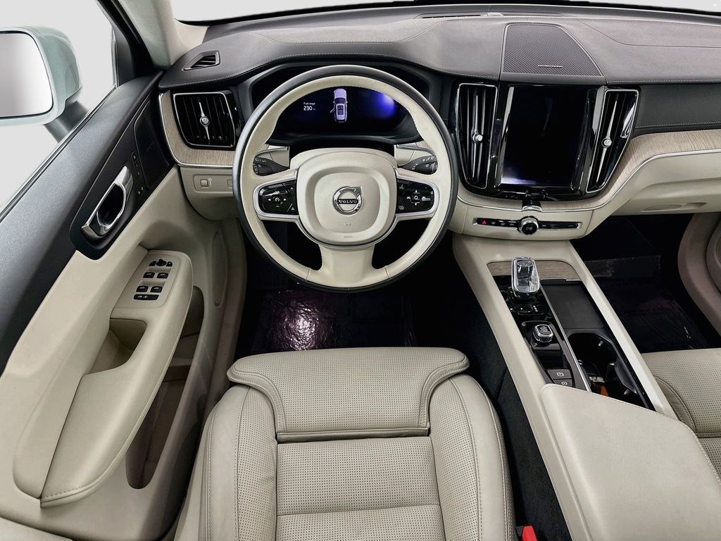 Thumbnail: 2022 Volvo XC60 - 10