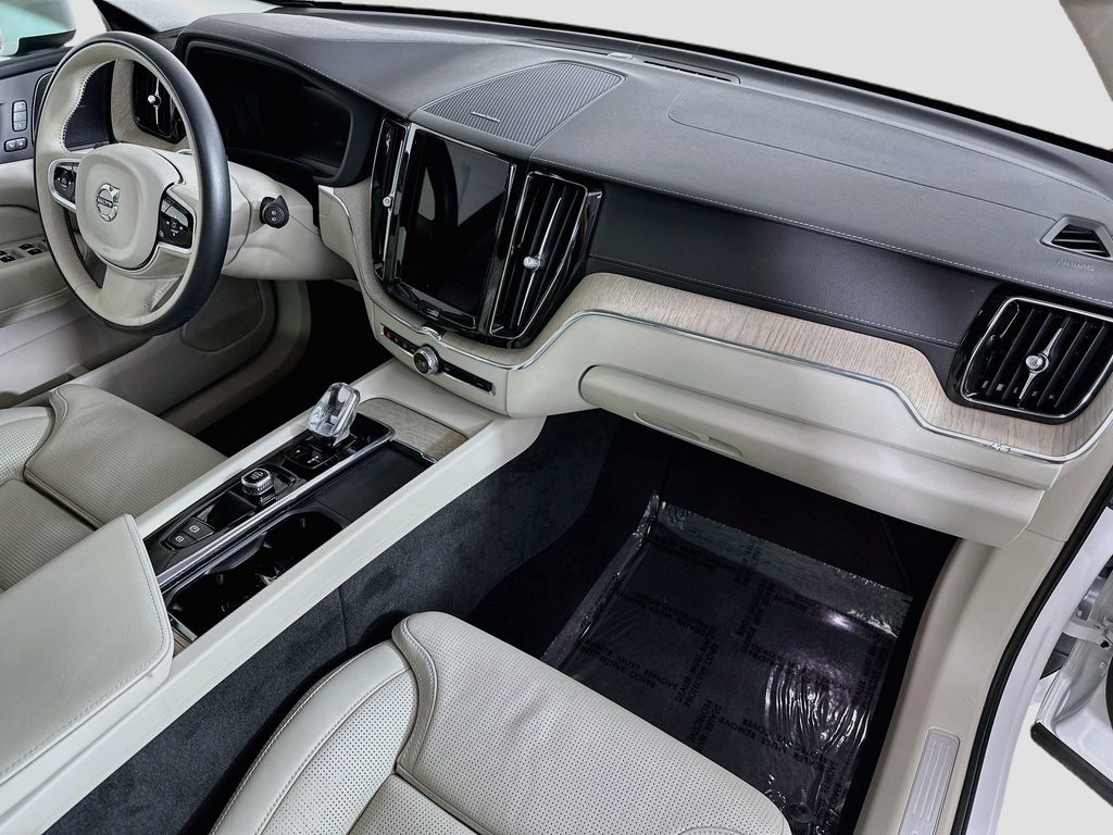 Thumbnail: 2022 Volvo XC60 - 34