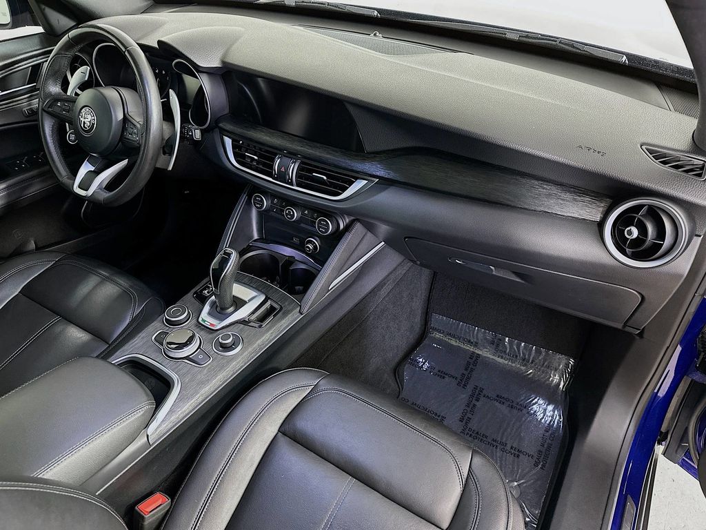 Thumbnail: 2022 Alfa Romeo Stelvio - 34