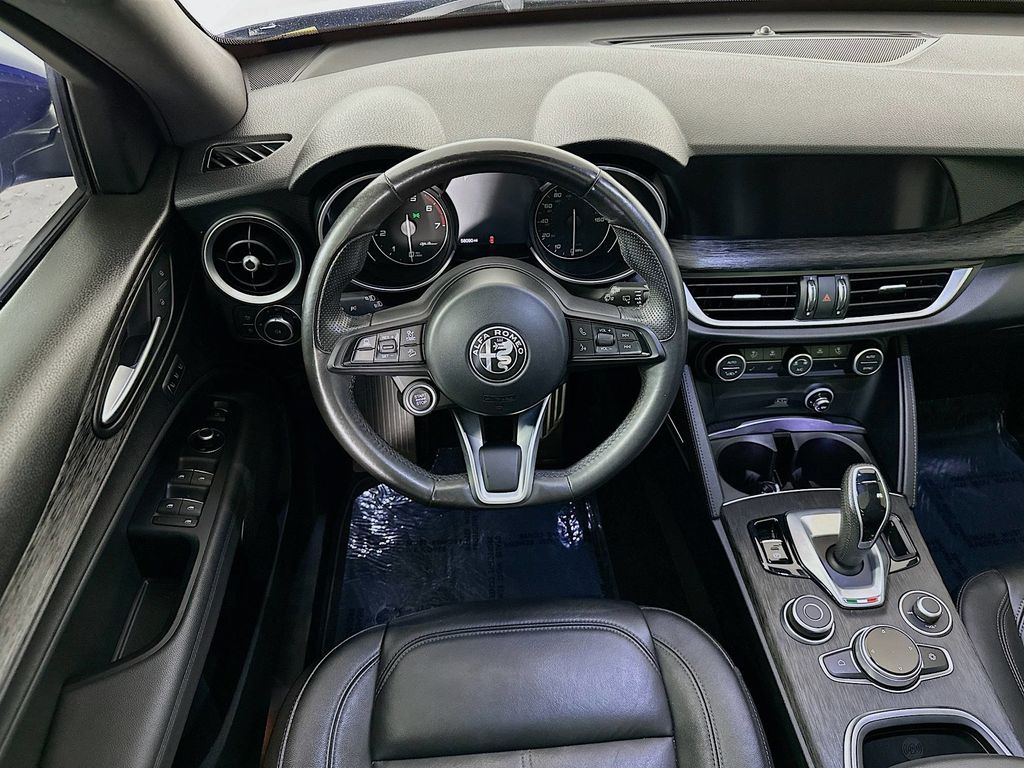 Thumbnail: 2022 Alfa Romeo Stelvio - 9