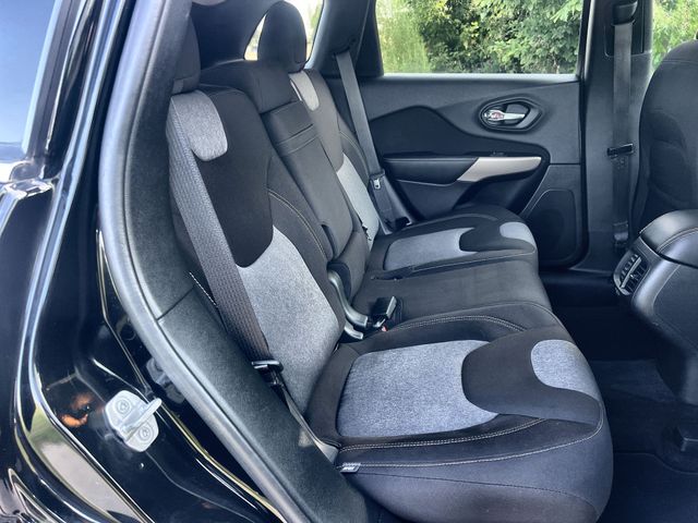 Thumbnail: 2018 Jeep Cherokee - 13