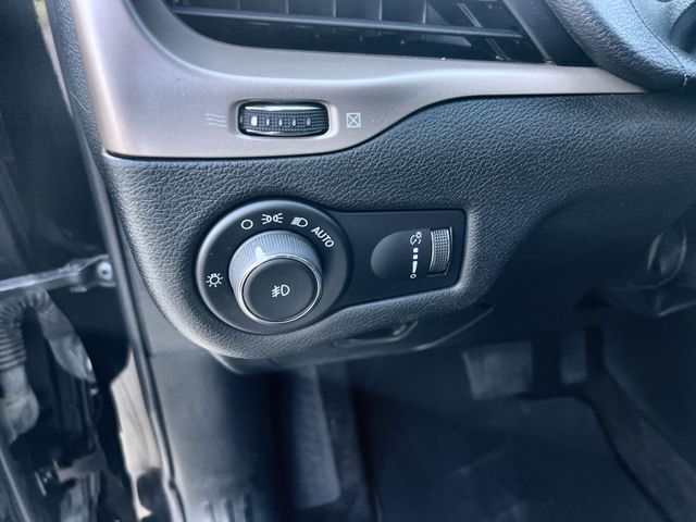 Thumbnail: 2018 Jeep Cherokee - 28