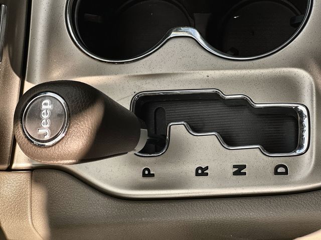 Thumbnail: 2011 Jeep Grand Cherokee - 15