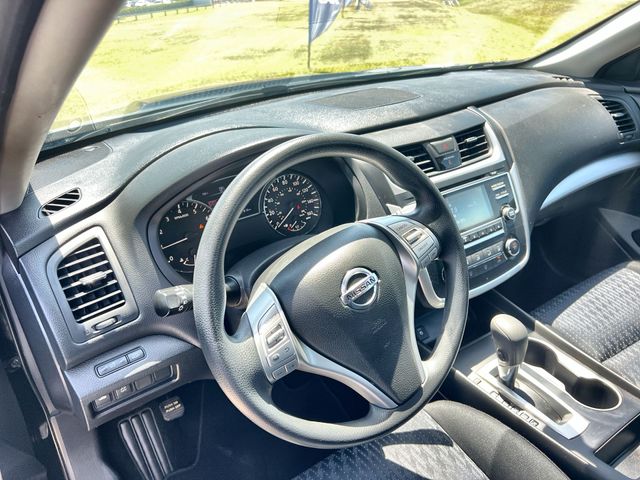 Thumbnail: 2016 Nissan Altima - 10
