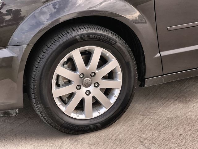 Thumbnail: 2015 Chrysler Town & Country - 7