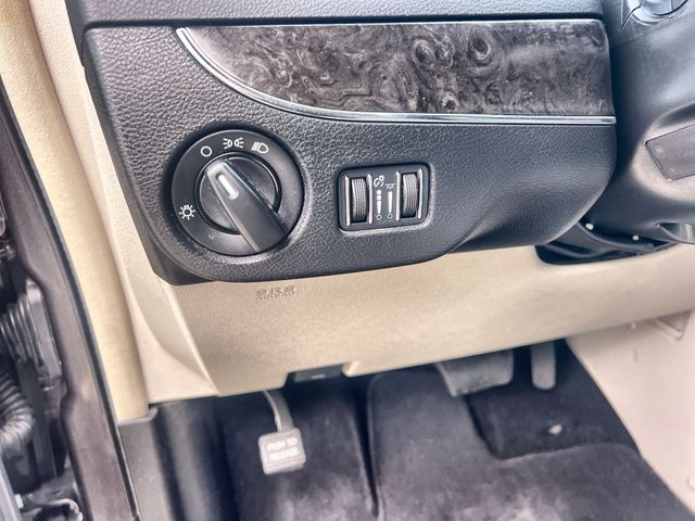 Thumbnail: 2015 Chrysler Town & Country - 28