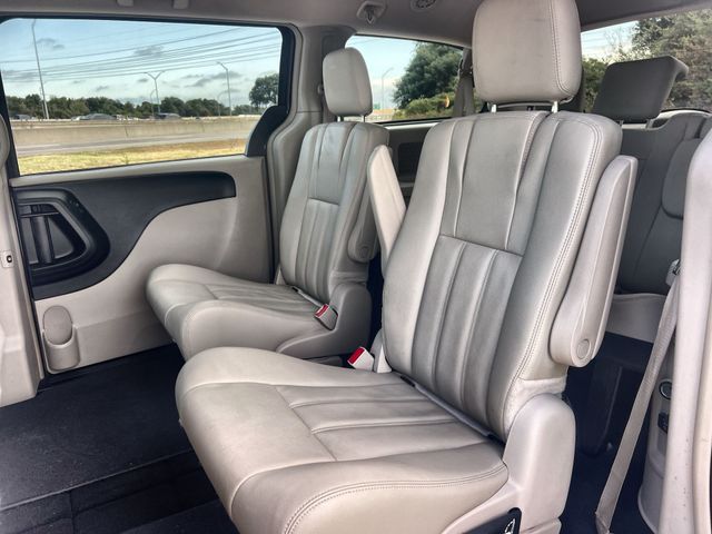 Thumbnail: 2015 Chrysler Town & Country - 21