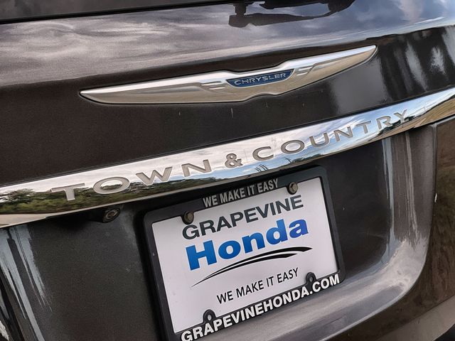 Thumbnail: 2015 Chrysler Town & Country - 18