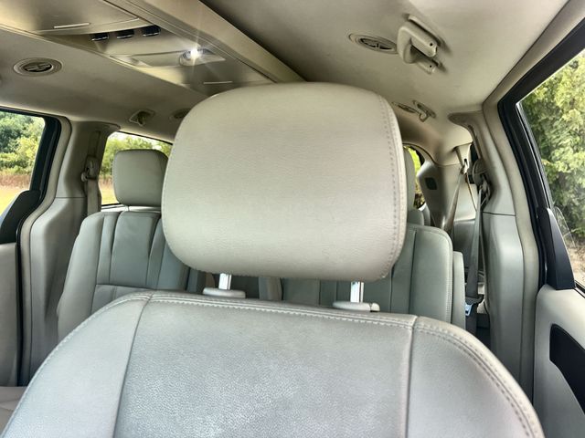 Thumbnail: 2015 Chrysler Town & Country - 26