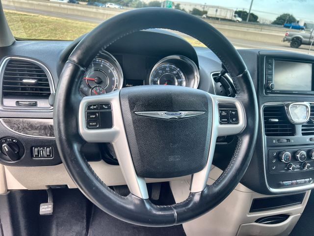 Thumbnail: 2015 Chrysler Town & Country - 9