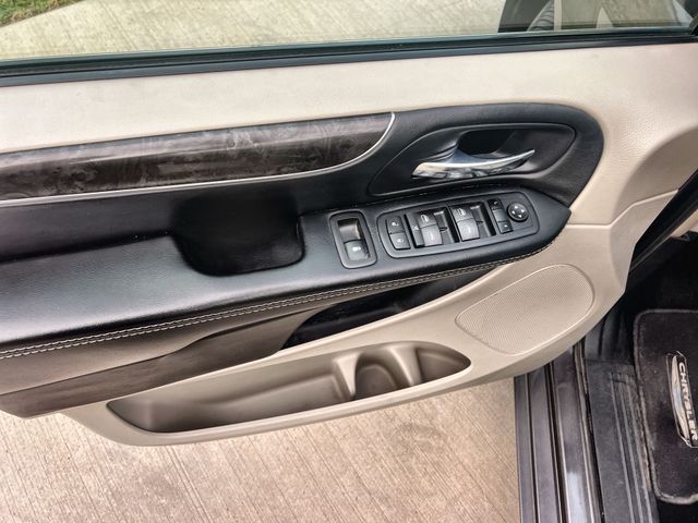 Thumbnail: 2015 Chrysler Town & Country - 29