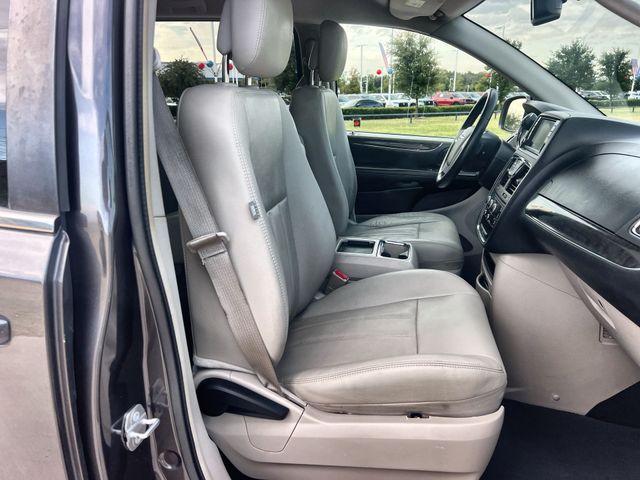 Thumbnail: 2015 Chrysler Town & Country - 20