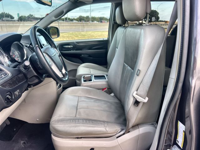 Thumbnail: 2015 Chrysler Town & Country - 11
