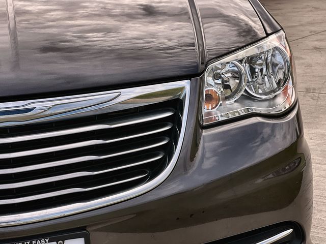 Thumbnail: 2015 Chrysler Town & Country - 25