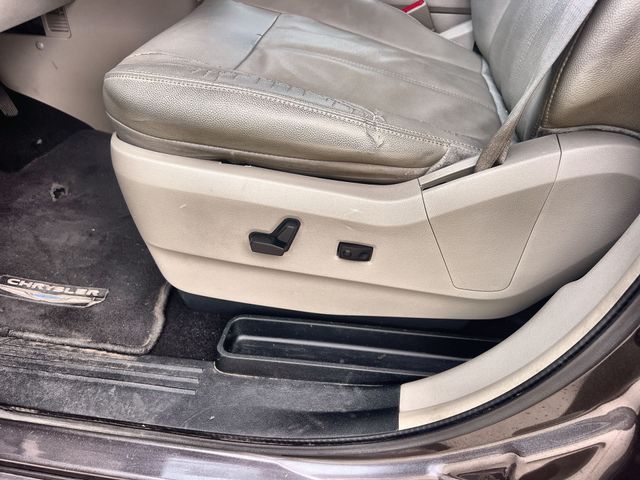 Thumbnail: 2015 Chrysler Town & Country - 30