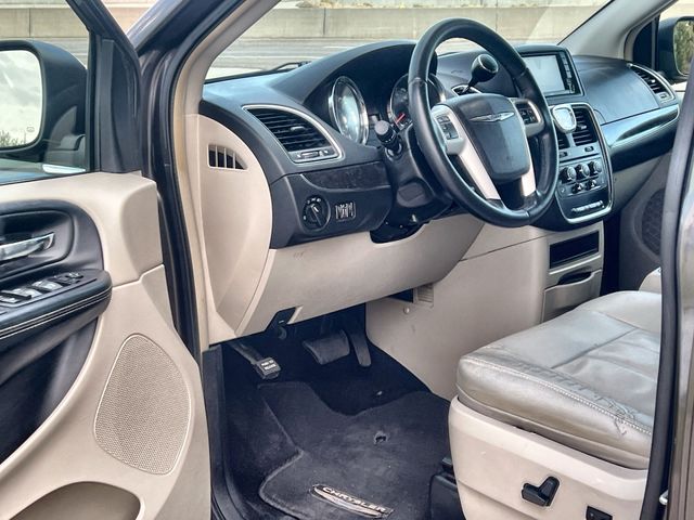 Thumbnail: 2015 Chrysler Town & Country - 10