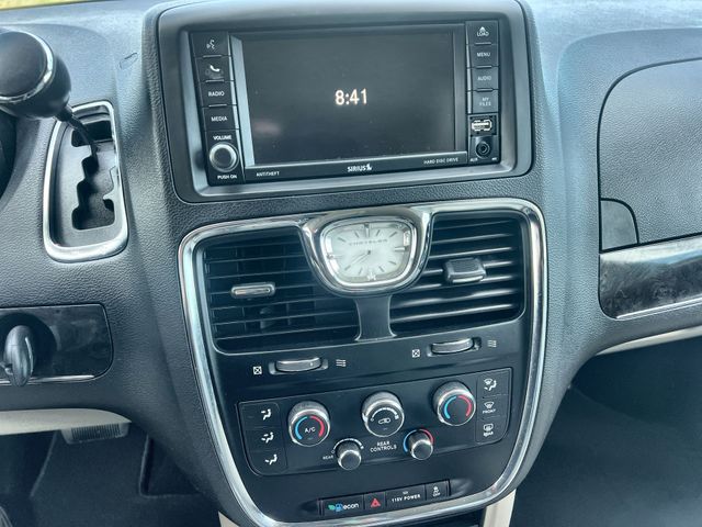 Thumbnail: 2015 Chrysler Town & Country - 13