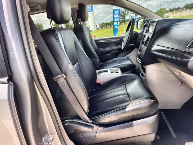 Thumbnail: 2015 Chrysler Town & Country - 20