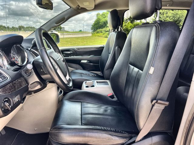Thumbnail: 2015 Chrysler Town & Country - 11