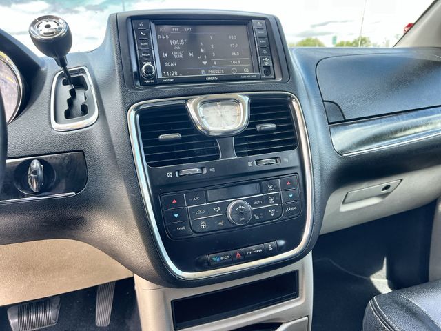 Thumbnail: 2015 Chrysler Town & Country - 14