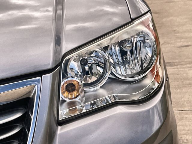 Thumbnail: 2015 Chrysler Town & Country - 25