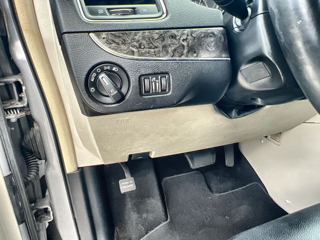 Thumbnail: 2015 Chrysler Town & Country - 28