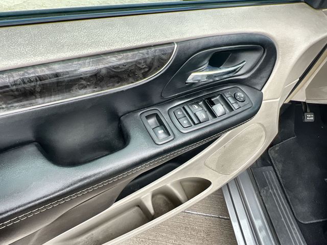 Thumbnail: 2015 Chrysler Town & Country - 29