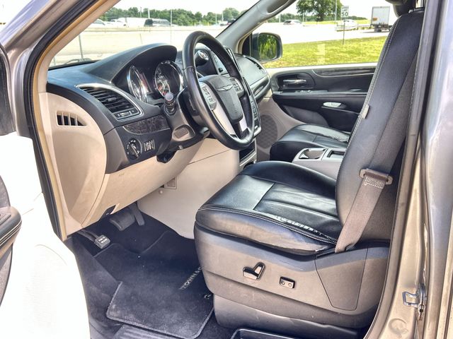 Thumbnail: 2015 Chrysler Town & Country - 10