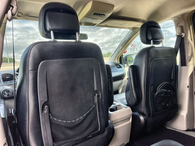 Thumbnail: 2015 Chrysler Town & Country - 12