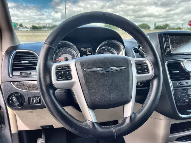 Thumbnail: 2015 Chrysler Town & Country - 9