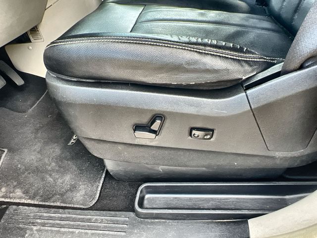 Thumbnail: 2015 Chrysler Town & Country - 30